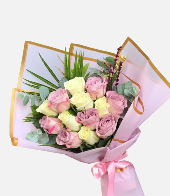 Bukette Beyaz ve Lila Güller